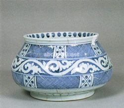 青花唐草文壺